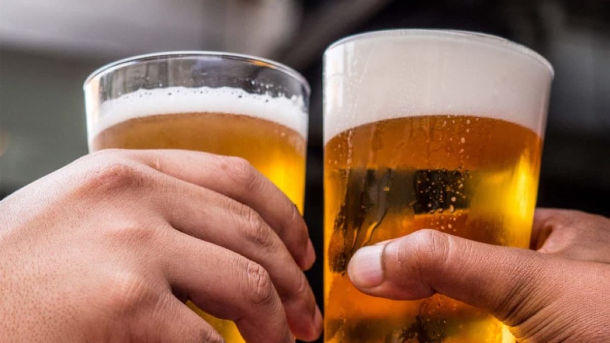 Twee bierglazen die tegen elkaar getikt worden