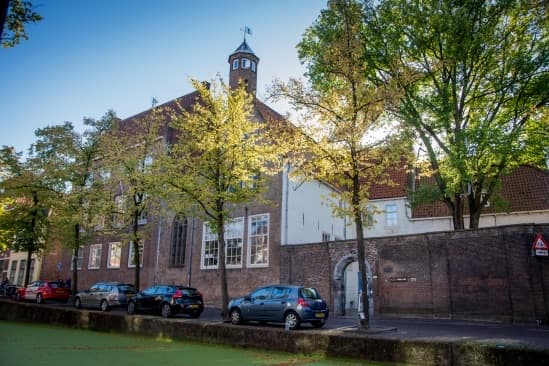 De sociëteit van Virgiel gezien vanaf de gracht
